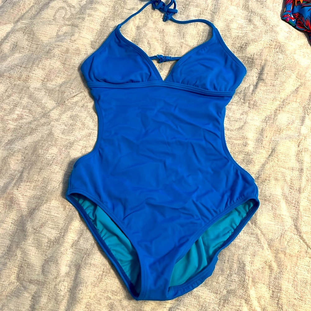 Billabong size medium bathing suit, worn three times in great condition